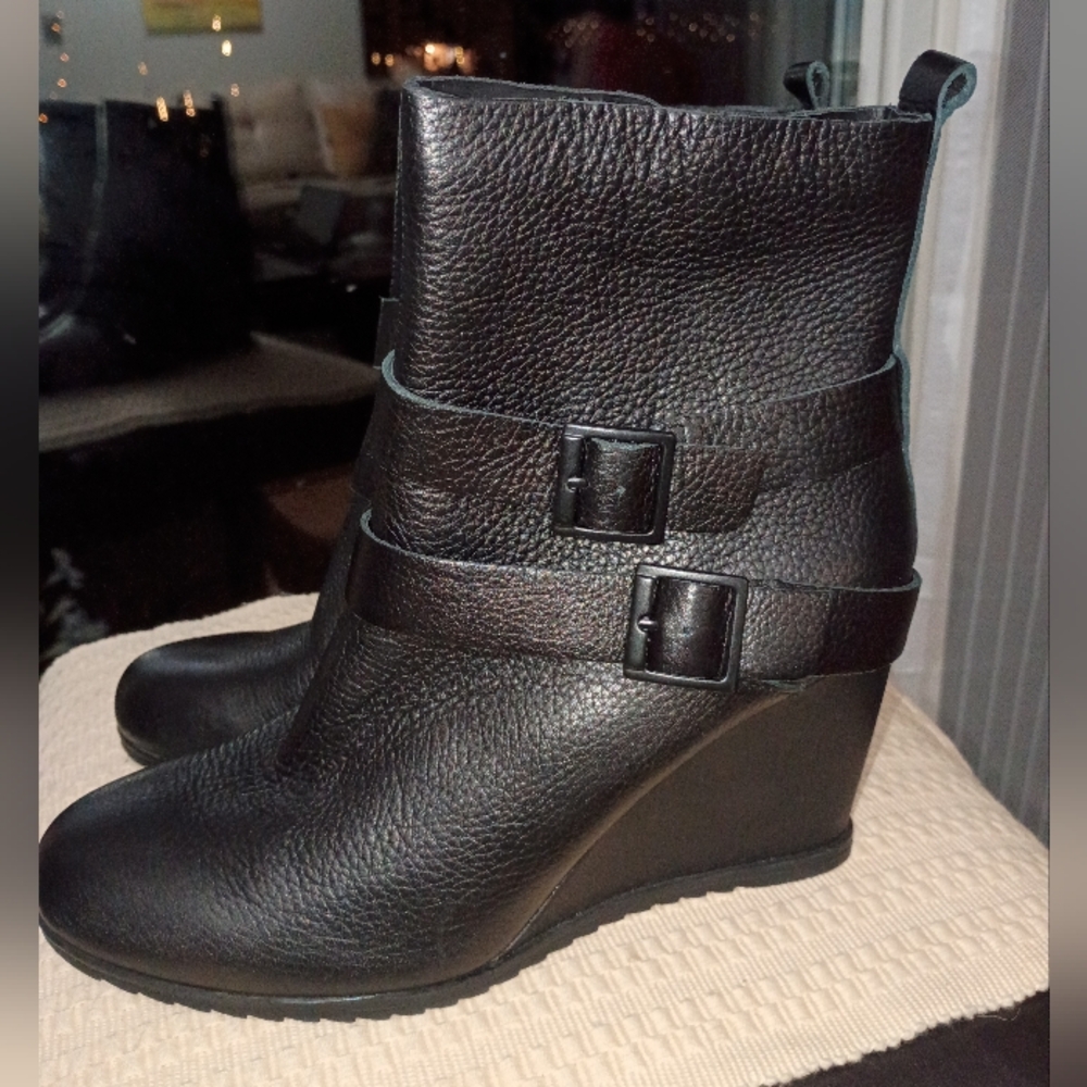 NWT.Korks Boots Womens Size 9M Leather Wedge Heeled Buckle Strap Ankle Zip Black
